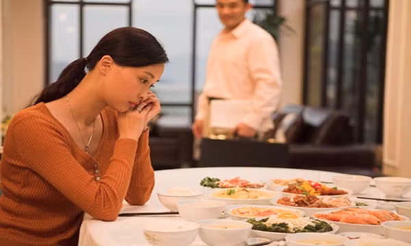 Ngược lại, phụ nữ bình tâm quan sát, cảm thông với chồng sẽ giữ được hòa khí gia đình. Hơn nữa thời điểm cuối ngày ai cũng mệt mỏi, nếu được vợ cảm thông, động viên thì nam giới sẽ cảm kích, càng nỗ lực phấn đấu để vun vén gia đình.