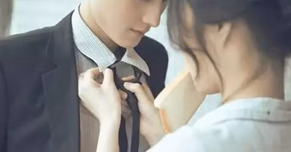 Bình tâm khi chồng về muộn. Đàn ông trăng hoa, đi sớm về muộn rất đáng lên án. Tuy nhiên, nhiều người vì làm thêm giờ, giao tiếp phục vụ công việc mà về muộn cần được phụ nữ cảm thông. Việc nổi đóa, “cấm vận” lúc này không giúp mối quan hệ tốt đẹp hơn, thậm chí chỉ khiến anh ấy càng mệt mỏi.