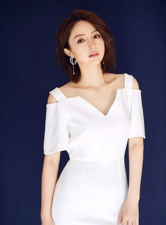 Hiện giờ người đẹp được cho là đang hẹn hò với tình trẻ sinh năm 1990, Tô Tiểu Đinh.