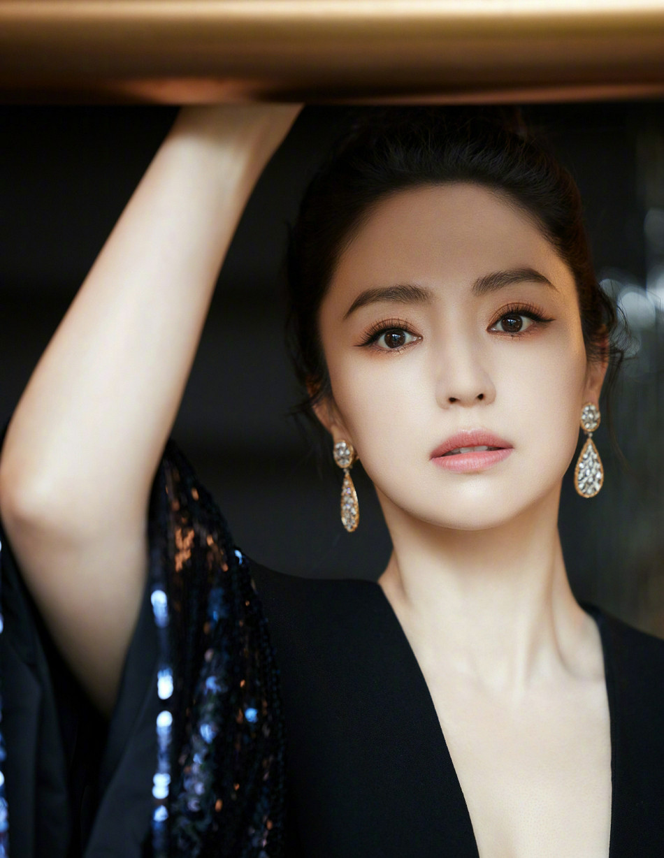 Nước da trắng mịn như sứ cũng khiến ngôi sao nổi tiếng với vai Điêu Thuyền thêm gợi cảm khó cưỡng.