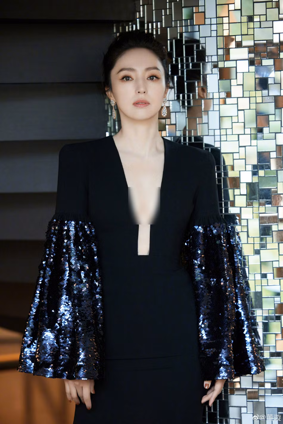 Đặc biệt, vùng cổ khoét sâu khiến Đổng Tuyền khoe được vòng một căng tràn gợi cảm.