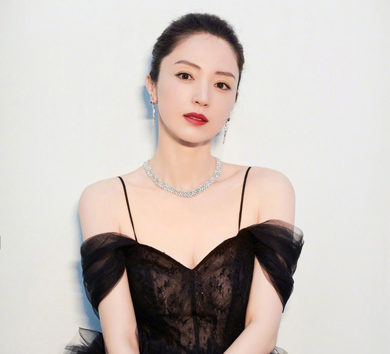 Sở hữu vẻ đẹp dịu dàng, nữ tính và sự nghiệp diễn xuất khá thành công, nhưng chuyện hôn nhân của người đẹp lại sóng gió.