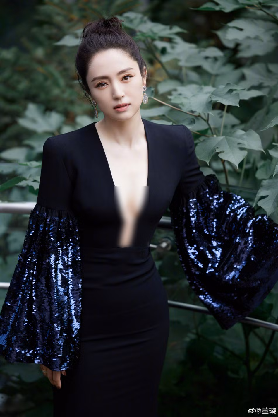 Lựa chọn chiếc váy tối màu với phần tay áo lấp lánh, nữ diễn viên khoe vẻ đẹp quý phái và nổi bật.