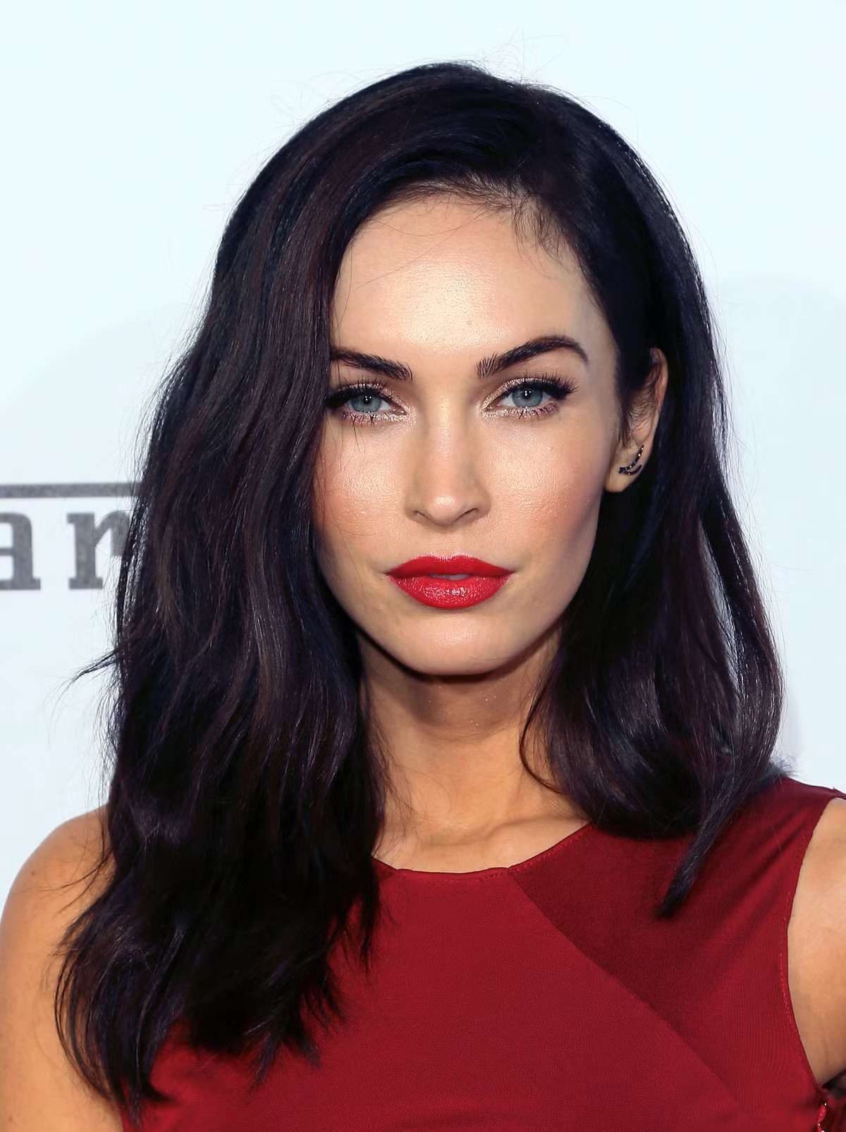 Khi người đẹp quay người lại, bộ trang phục cũng hé lộ nguyên vòng ba gợi cảm.