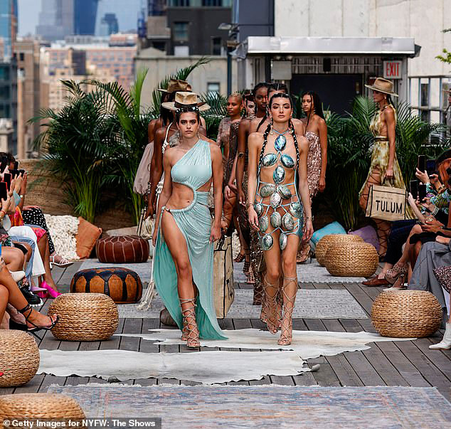 Amelia Hamlin khiến người hâm mộ không khỏi trầm trồ khi xuất hiện trong tuần lễ thời trang tại New York.