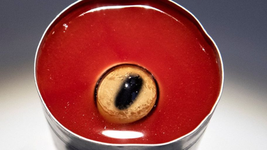 Nhìn thứ nước uống đáng sợ như một biển máu với một con mắt đang nhìn trân trối vào bạn? Đó quả thực là sinh tố mắt cừu và nước cà chua.