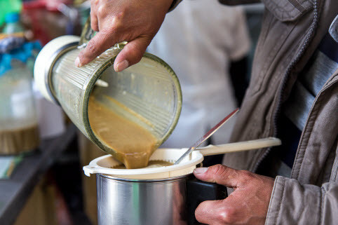 Dù khoa học chưa chứng minh, nhưng món sinh tố ếch được cho là rất bổ dưỡng, tuy nhiên đâu phải ai cũng can đảm "uống cho bổ".
