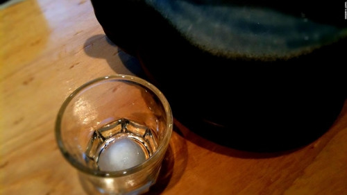 Khách hàng cho biết, nhân viên sẽ rót rượu từ ấm trà ra ly, nhưng nó quá đặc và họ phải cắt bằng kéo. Đôi khi còn có thể nhìn thấy những vảy cá màu vàng trong đó.