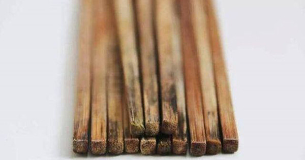 Độc tố aflatoxin có thể gây tổn thương gan, viêm gan, xơ gan, hoại tử gan và các biểu hiện lâm sàng khác như đau bụng, chán ăn, buồn nôn. Nó là nguyên nhân chủ yếu gây ra ung thư gan ở động vật, tăng nguy cơ ung thư dạ dày, trực tràng, vú, buồng trứng và ruột non.