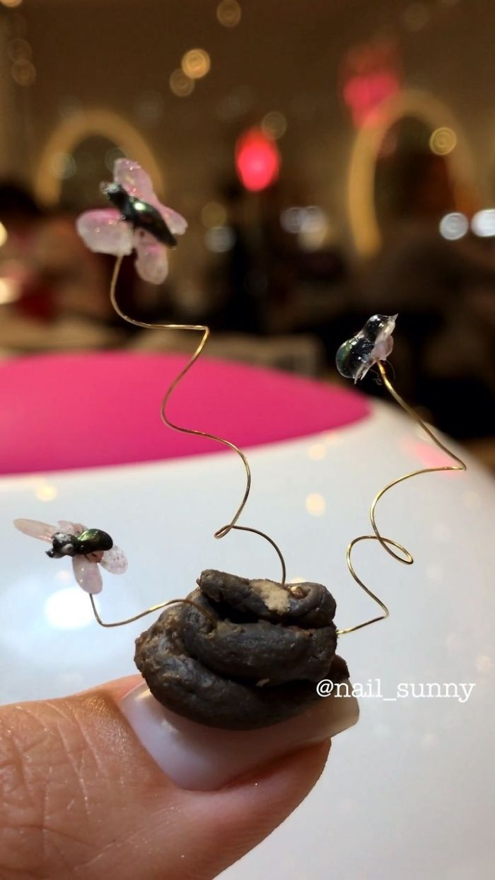 Ngay cả thành phầm bài tiết cũng có thể trang trí móng tay.