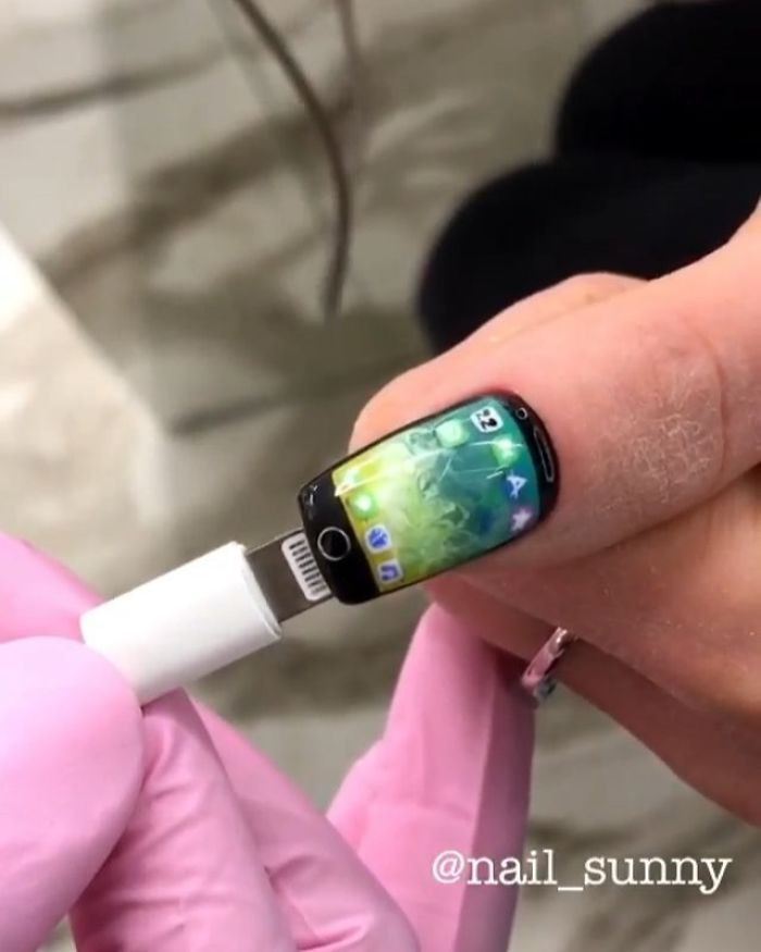 Điện thoại và sạc điện