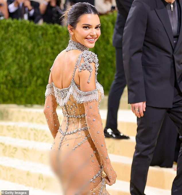 Chiếc váy đính đá xuyên thấu tuyệt với khoe vẻ đẹp sang trọng và vô cùng gợi cảm của cô nàng.