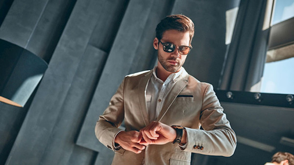 Chính vì vậy, phụ nữ cần cảnh giác nếu người chồng vốn xuề xòa bỗng dưng ăn mặc chỉn chu, xịt nước hoa thơm phức mỗi khi ra ngoài.