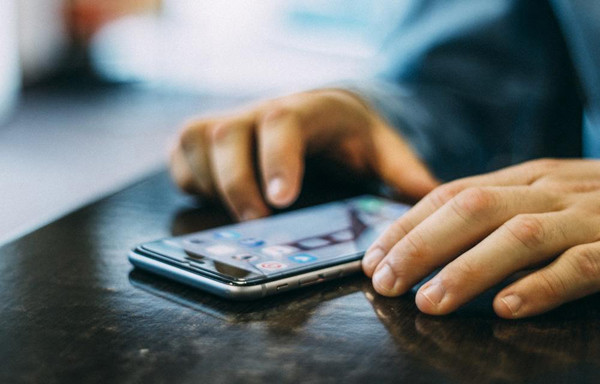 Ngược lại, điện thoại của đàn ông thay lòng đổi dạ sẽ đầy ắp tin nhắn, hình ảnh, dấu vết của cuộc tình mới. Để không bị phát hiện, anh ấy sẽ đặt lại mật khẩu hoặc cố gắng không cho bạn gái đụng đến điện thoại.