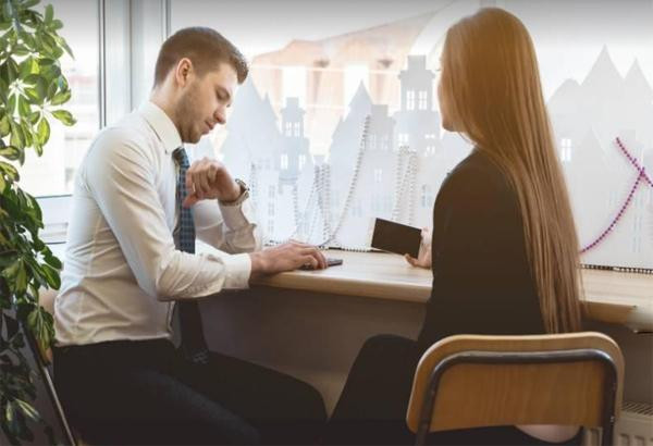 Trái lại, nếu anh ấy hờ hững khi ở bên bạn, thường xuyên chăm chú vào màn hình điện thoại thì bạn nên xem lại tình cảm giữa hai người. Không phải vì quá quen nên anh ấy bớt nhiệt tình, thực chất anh ta đang dành mối quan tâm của mình cho đối tượng khác.