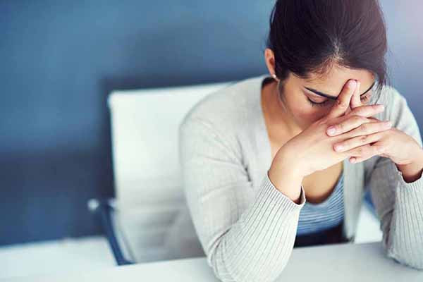 Thường lơ đễnh khi ở bên bạn. Khi nam giới dồn tình cảm vào 1 người, anh ta sẽ đáp ứng tất cả câu hỏi, yêu cầu của họ chỉ trong vài giây. Đây là cách nam giới thể hiện sự quan tâm đến đối phương.