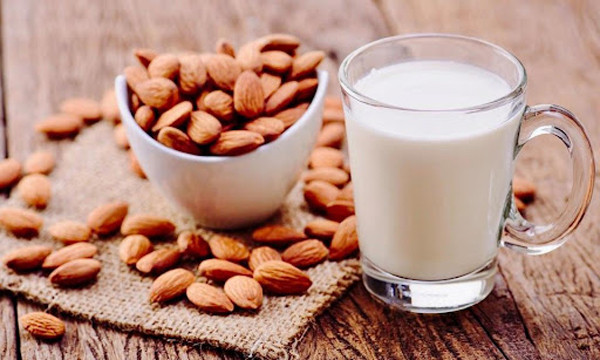 Mặt khác, protein trong sữa khi vào dạ dày sẽ được hệ tiêu hóa phân giải thành các loại acid amin, sau đó mới được hấp thụ. Nếu bạn uống sữa khi bụng đói sẽ làm protein không được phân giải thành acid amin. Thành phần acid amin này trong tiểu tràng không kịp hấp thụ và đẩy vào đại tràng tạo thành hợp chất độc hại.