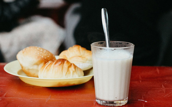 Tuy nhiên, thời gian có hạn khiến nhiều người bỏ bữa sáng hoặc ăn uống qua loa. Điều này rất không có lợi cho sức khỏe lâu dài. Để khắc phục, chuyên gia dinh dưỡng khuyên nên ăn sáng kết hợp với uống sữa. Đây được xem là thời điểm vàng uống sữa, giúp sữa và thức ăn lưu lại hơn. Nhờ vậy, các chất dinh dưỡng cũng được tiêu hóa và hấp thụ nhiều hơn.