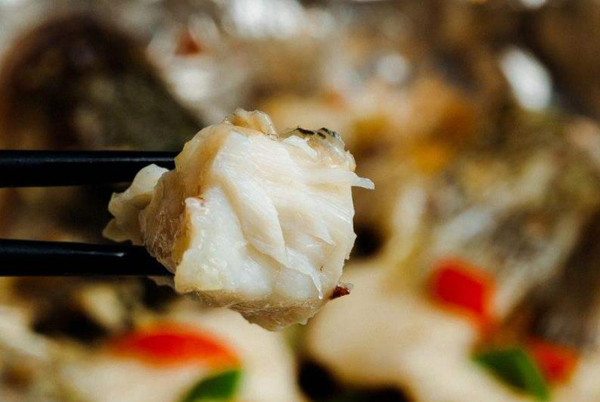 Đợi đến khi cá chín, rưới xì dầu vào cá để món ăn đậm vị. Cuối cùng, dùng dầu nóng phi thơm hành, gừng đổ trực tiếp lên món ăn thành phẩm. Như vậy, bạn có được món cá hấp chuẩn vị, mềm ngọt và giữ được tối đa dinh dưỡng.