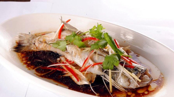 Cụ thể, nhiều người thường nêm muối ăn trong quá trình hấp cá. Muối là nguyên nhân khiến thịt cá cứng đanh. Không chỉ làm mất đi độ mềm mại mà nó còn khiến cá hấp dậy mùi tanh. 