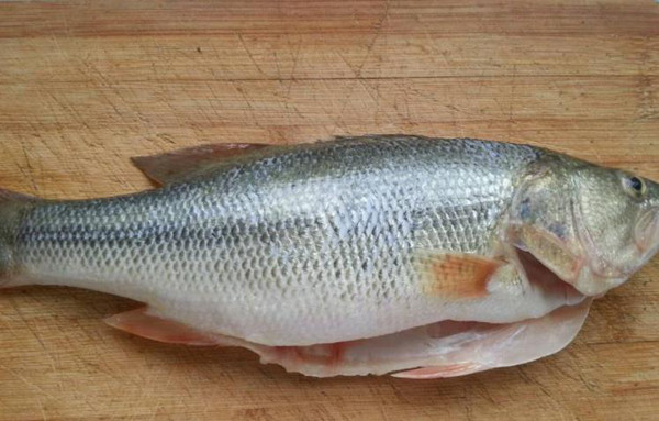 Để chế biến món cá hấp chuẩn vị, bạn chuẩn bị nguyên liệu là 1 con cá, rượu nấu ăn, hành lá, hành tím, gừng, sả, ớt, dầu ăn và xì dầu.