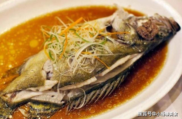 Cho cá vào nồi, đun sôi nước rồi hấp cách thủy trong vòng 10 phút. Chú ý điều chỉnh lửa lớn để cá có thể chín đều.