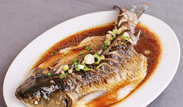 Theo đầu bếp kinh nghiệm, cá hấp cần nhiệt độ cao, duy trì đều trong vòng 10 phút là đủ. Nhìn chung, điều chỉnh nhiệt không khó và hầu hết mọi người đều làm tốt khâu này.