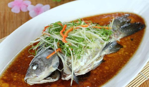 Cá không chỉ tốt cho sức khỏe mà còn ngon ngọt dễ ăn. Trong các cách chế biến cá, cá hấp có khả năng giữ được độ thơm ngon tự nhiên được nhiều người ưa thích.