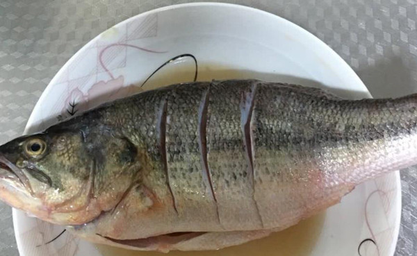 Cá mua về bỏ hết nội tạng, đem khử mùi tanh rồi rửa sạch lại với nước. Dùng dao khứa vài đường lên hai mặt của thân cá rồi tận dụng gừng, hành lá thái nhỏ và rượu nấu ăn ướp chừng 10-20 phút.