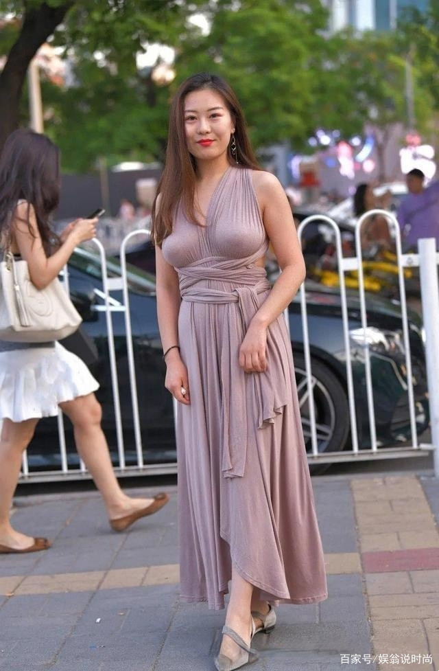 Nhìn phía trước, chất liệu thun quá mỏng khiến những gì lộ ra trông càng phản cảm và dễ gây hiểu nhầm.