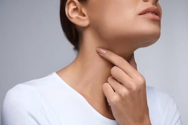 Không giống khàn giọng do viêm, khàn giọng do ung thư phổi thường dai dẳng, không rõ nguyên nhân, đau vùng nách – nhất là về đêm. Tình trạng khàn khó được cải thiện dù bạn dùng thuốc kháng viêm do nó bắt nguồn từ những khối u gây chèn ép vào dây thần kinh, màng phổi.