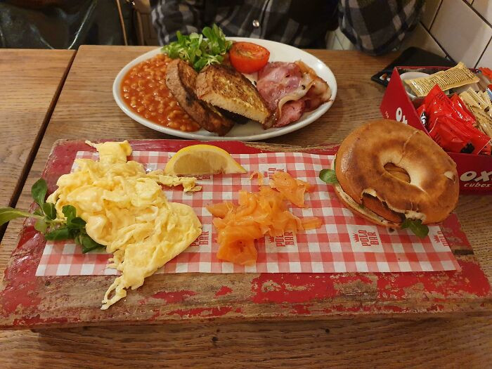 Trên một tấm gỗ còn dính sơn? Trò đùa ngày càng đi quá xa!