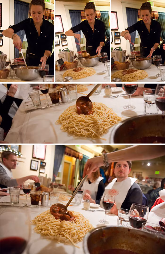 Đổ mỳ Ý ngay giữa mặt bàn cho thực khách thưởng thức.