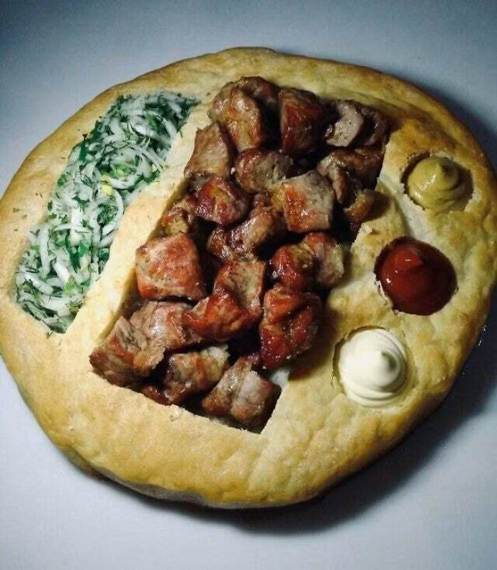 Tất cả thức ăn được bày trong một chiếc bánh.