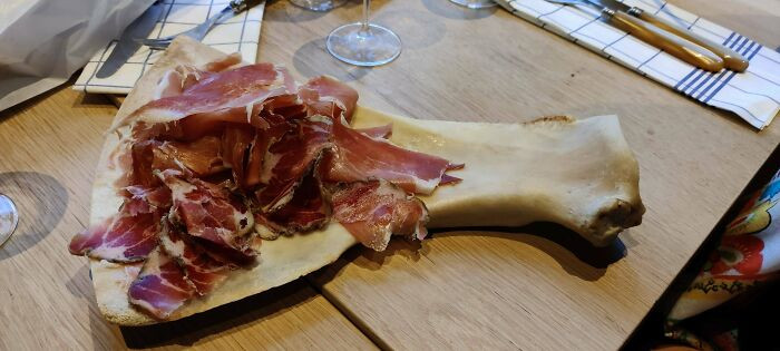 Món thịt đặt trên một khúc xương cũ.