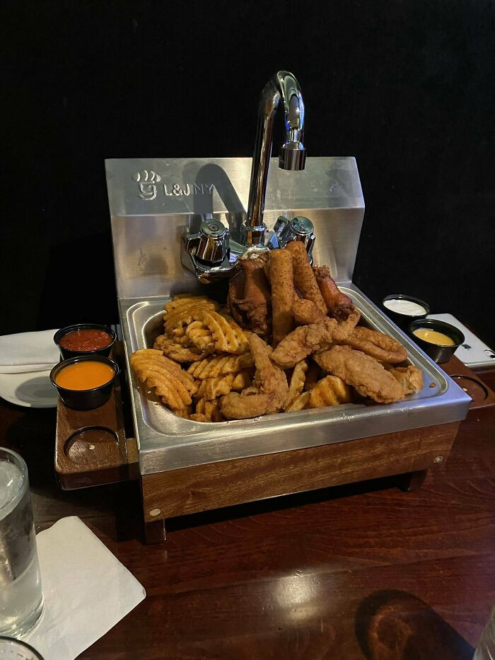 Trong một cái bồn rửa tay nhỏ.