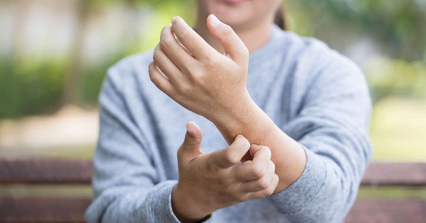 Khác với dị ứng đơn thuần, cơ thể mắc tiểu đường thường có hiện tượng ngứa da kèm đa niệu (đi tiểu nhiều). Nếu không bổ sung nước kịp thời, da sẽ trở nên khô và tình trạng ngứa ngáy càng trầm trọng.