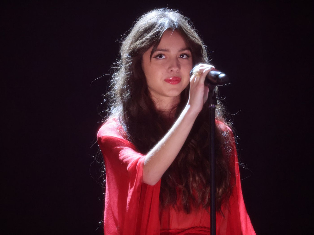 Vòng một gợi cảm cùng vẻ ngoài sang trọng khiến nữ ca sĩ đẹp lấn át nhiều ngôi sao nổi tiếng khác.