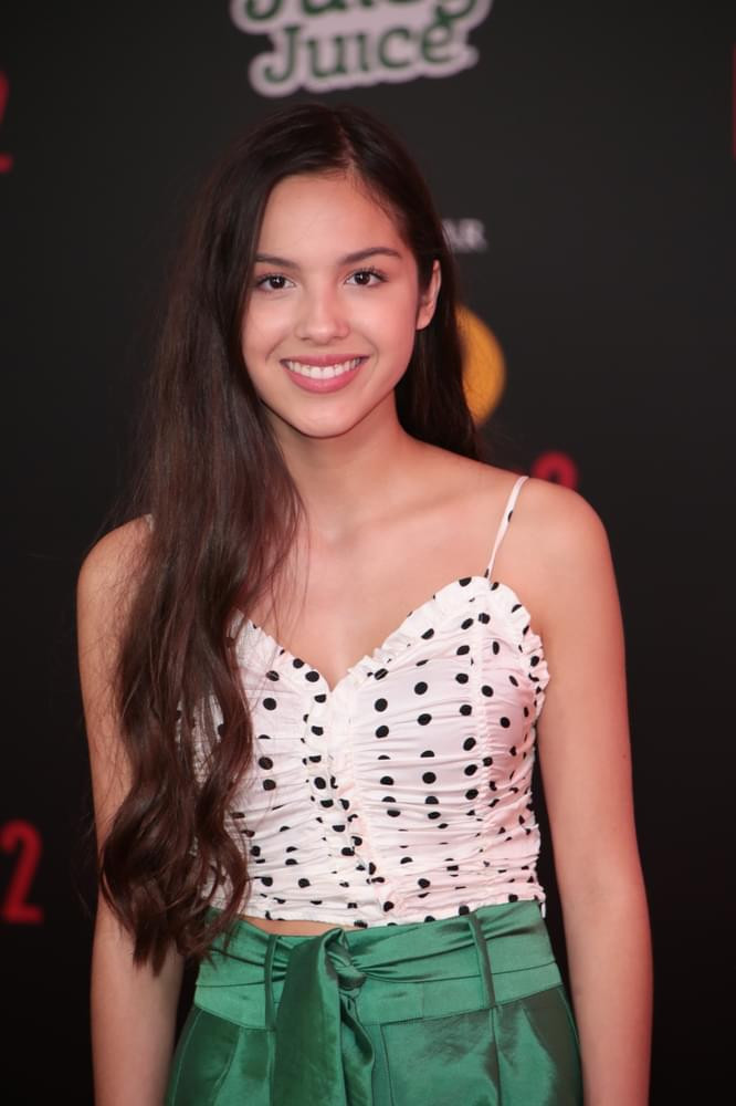 Dù diện bộ trang phục nào, cô gái trẻ vẫn luôn thu hút mọi ánh nhìn với gương mặt xinh đẹp và thân hình quyến rũ.