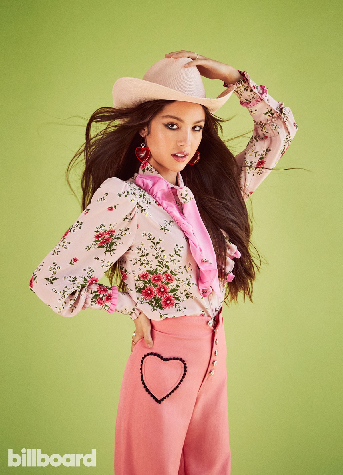 Cô đã dẫn đầu các bảng xếp hạng âm nhạc lớn với ca khúc "Drivers License".