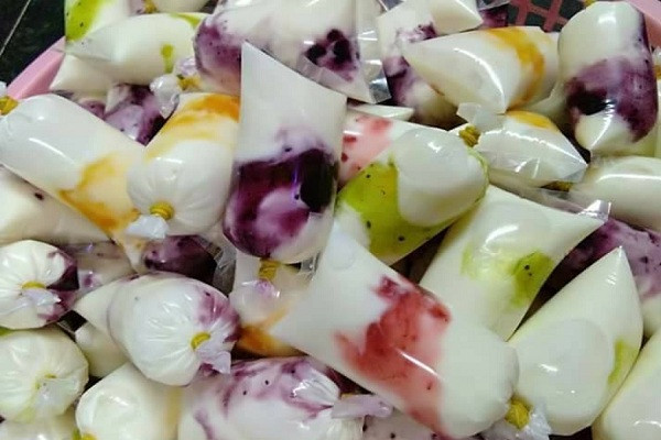 Tuy nhiên, so với sữa nguyên chất thì sữa trái cây kém xa về dinh dưỡng cho trẻ. Nói đúng hơn, sữa trái cây giống như một loại nước giải khát chứa sữa. Thành phần “trái cây” cũng rất hiếm khi có thật. Vị chua ngọt của chúng cơ bản đều do đường, hương liệu làm nên. Ảnh: IT