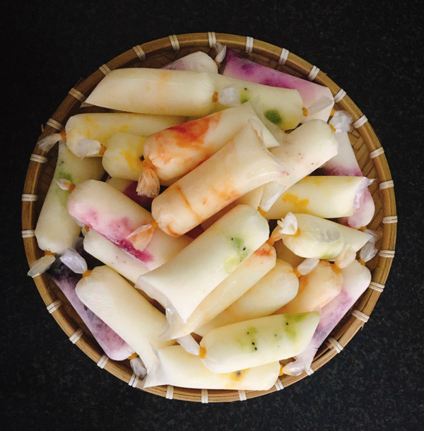 Sữa chua mix vị. Nhiều trẻ thích thú với sữa trái cây bởi hương vị chua ngọt dễ uống, màu sắc bắt mắt cùng bao bì hấp dẫn.