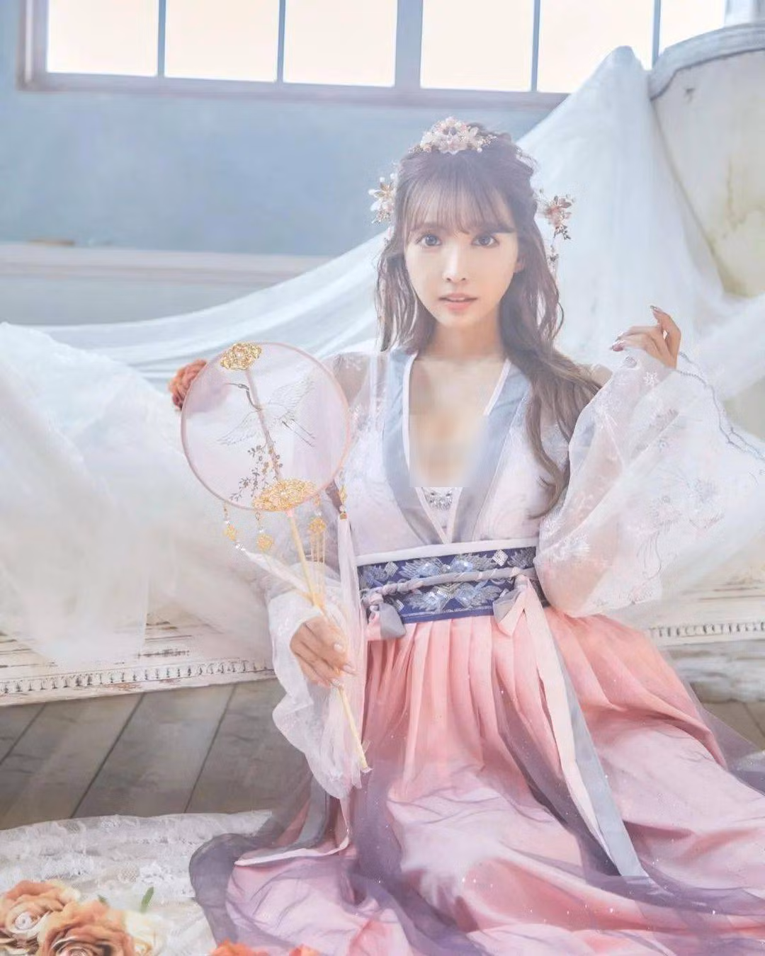 Mới đây, cô gái Nhật Yuya Mikami xuất hiện vô cùng xinh đẹp trong bộ trang phục mang màu sắc cổ trang, tay cầm chiếc quạt. (Ảnh: LJ, IG, MN)