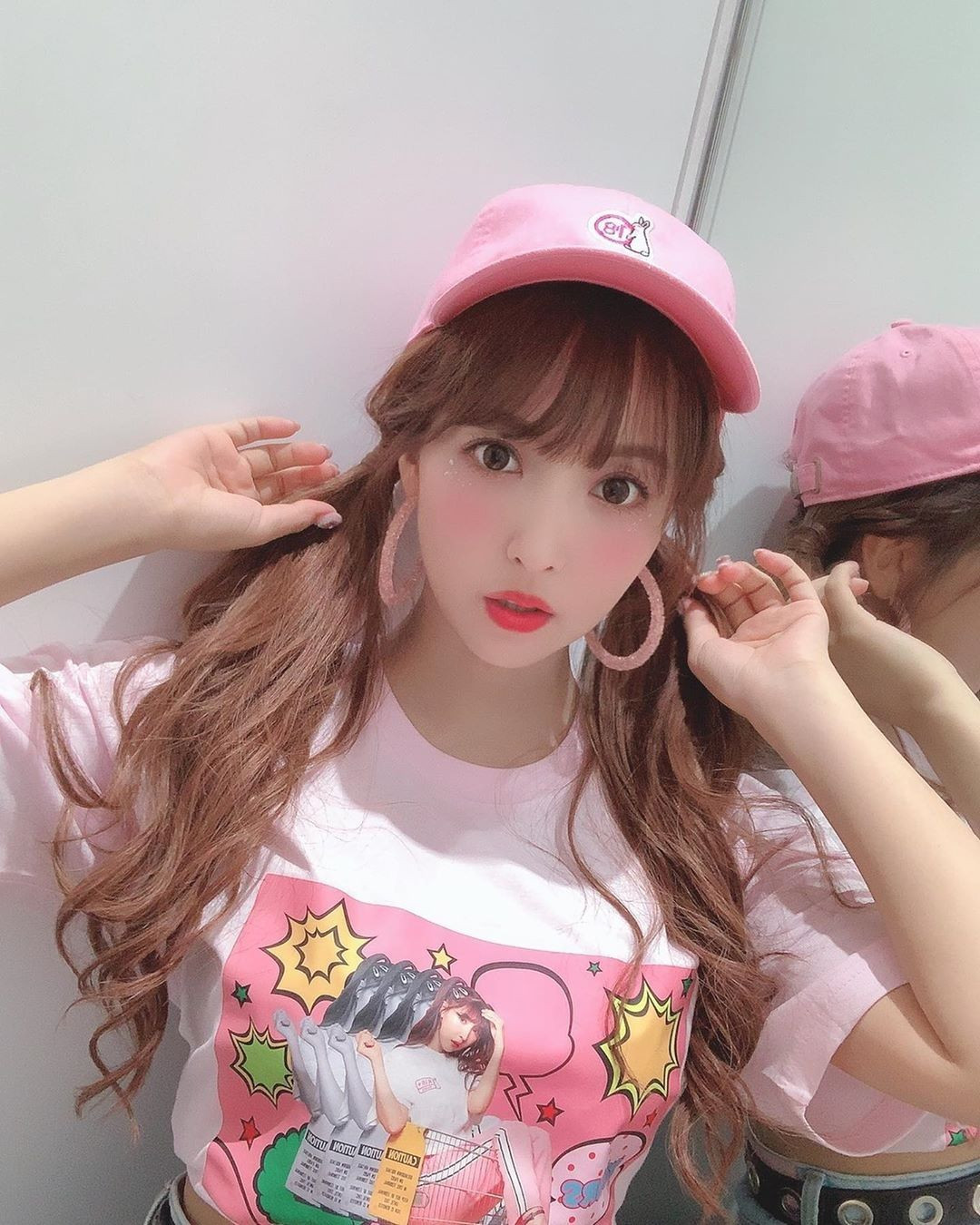 Tuy nhiên, sau khi lộ một vài bức ảnh hôn say đắm người yêu, cô đã buộc ra khỏi nhóm vì không còn phù hợp hình tượng trong sáng.