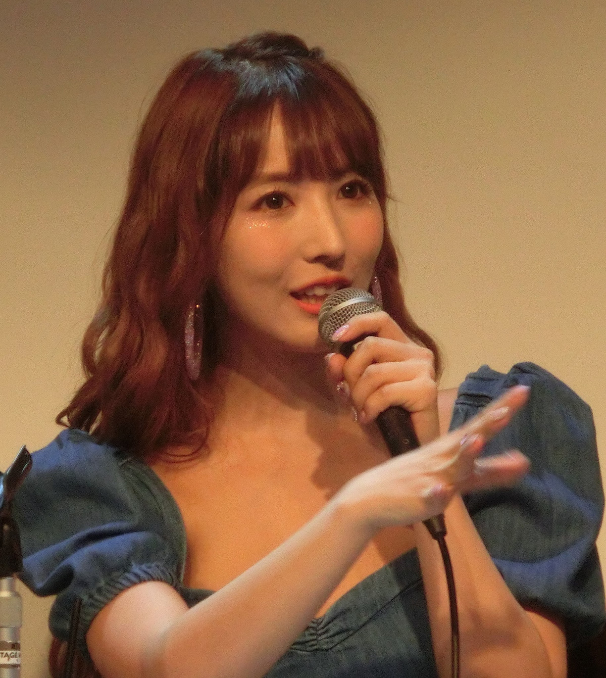 Sở hữu khuôn mặt ngây thơ tựa thiên thần cùng với dáng vóc nóng bỏng, điều này lý giải phần nào sức hút khó cưỡng của ngôi sao phim AV này.