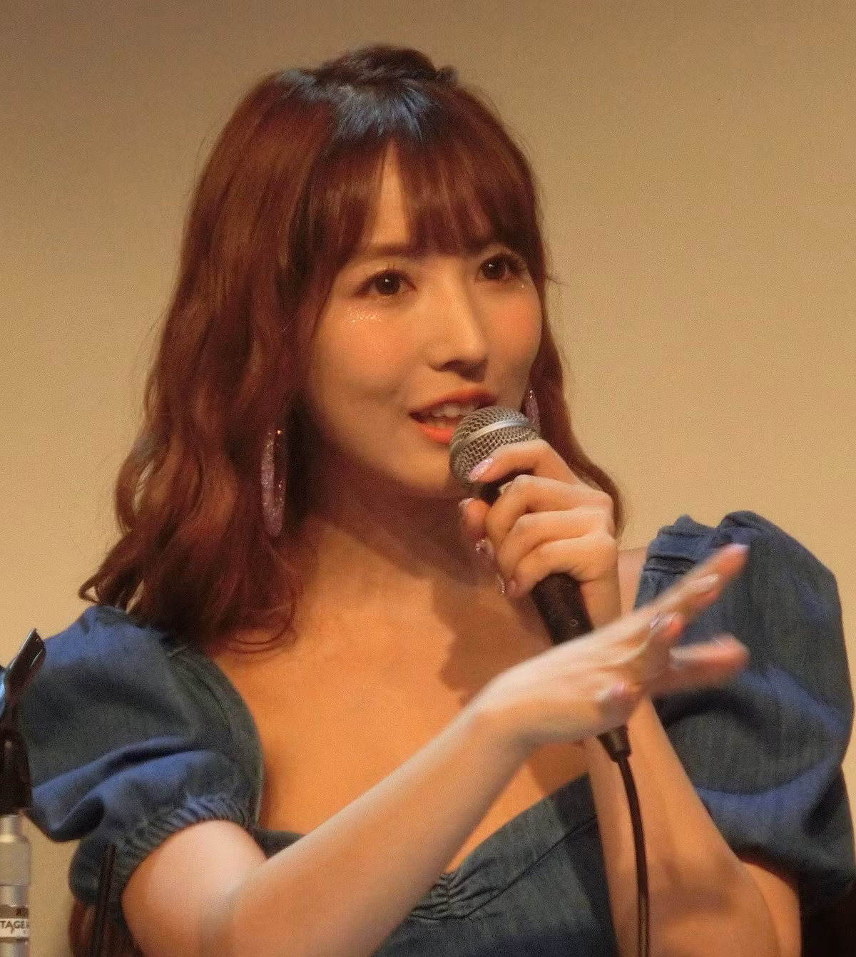 Sở hữu khuôn mặt ngây thơ tựa thiên thần cùng với dáng vóc nóng bỏng, điều này lý giải phần nào sức hút khó cưỡng của ngôi sao phim AV này.