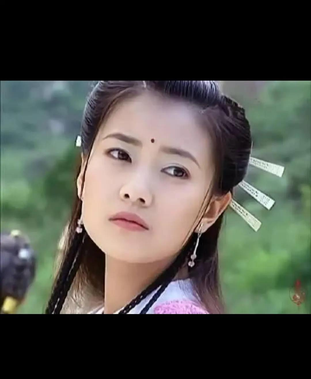 Ba que không xỏ lá, mà xỏ tóc.