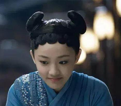 Chắc cô nữ a đầu này đã buộc hai hòn sỏi hai bên.