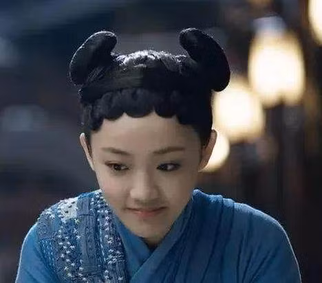 Chắc cô nữ a đầu này đã buộc hai hòn sỏi hai bên.