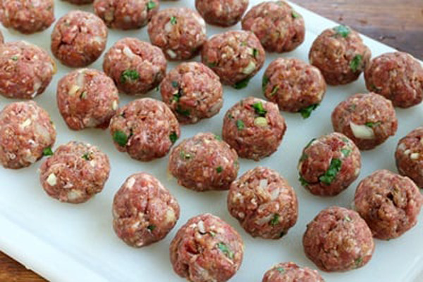Ngoài tận dụng nguyên liệu không đảm bảo, thịt viên còn rất hay lạm dụng hương liệu không rõ nguồn gốc. Chính vì vậy, bạn nên chọn địa chỉ uy tín hoặc tự làm ở nhà sẽ đảm bảo sức khỏe hơn.